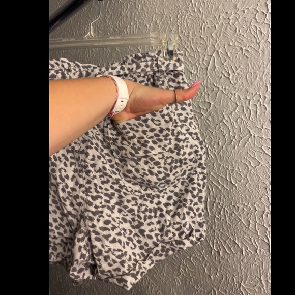 Cheetah paper bag shorts - Picture 3 of 5